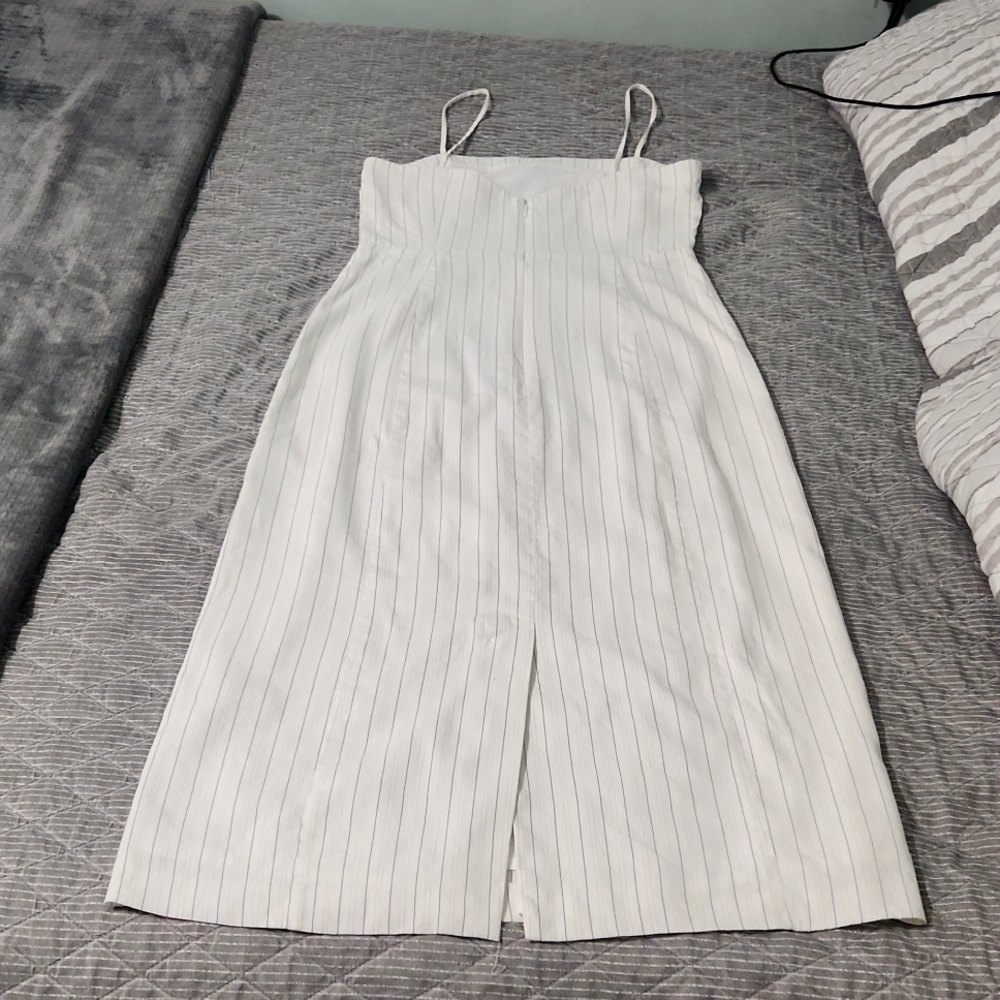 Beatuifual dress brand theroy size 8 made in Vietman 1% Polyster 63%lin